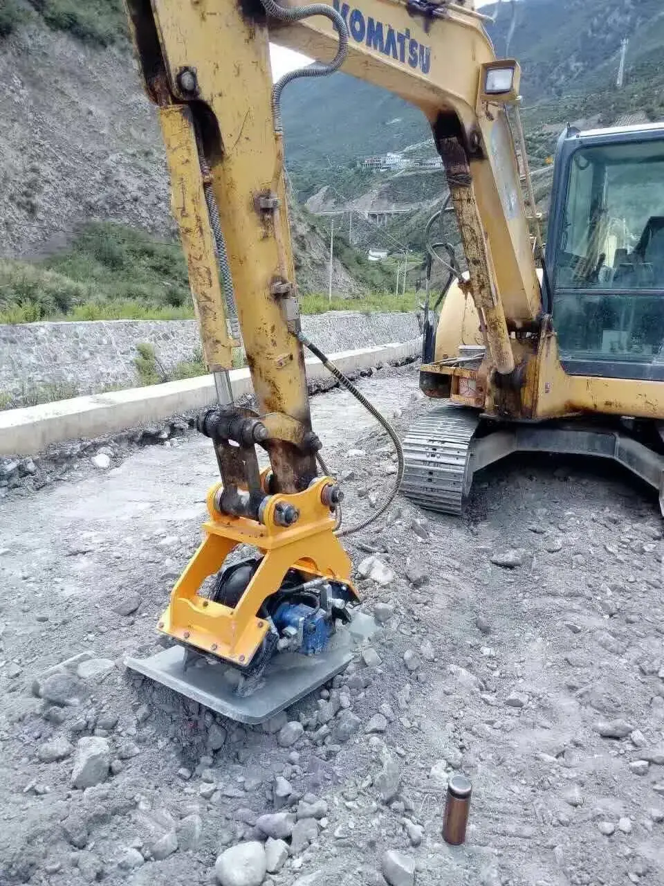 Efficient Vibration Reduction, Flexibly Handling Multi-Scenario Crushing Tasks